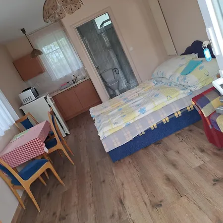 Alinka Apartmanhaz * 발라톤엘