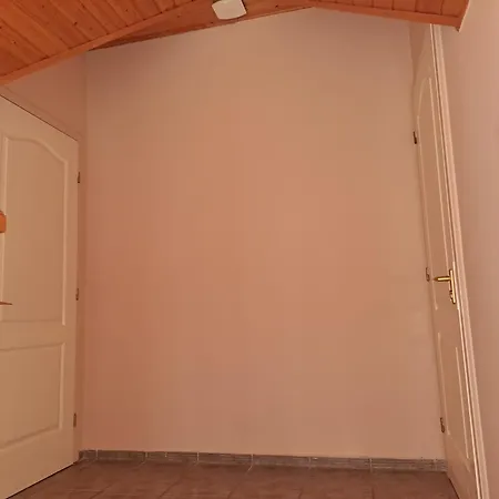 Alinka Apartmanhaz 발라톤엘