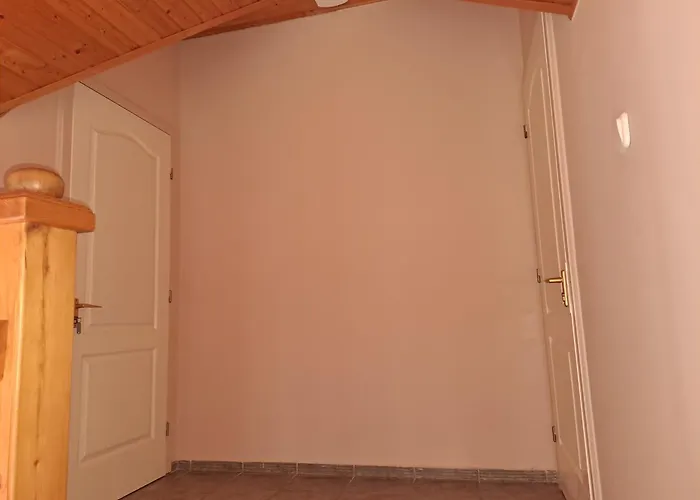 Alinka Apartmanhaz בלטונללה